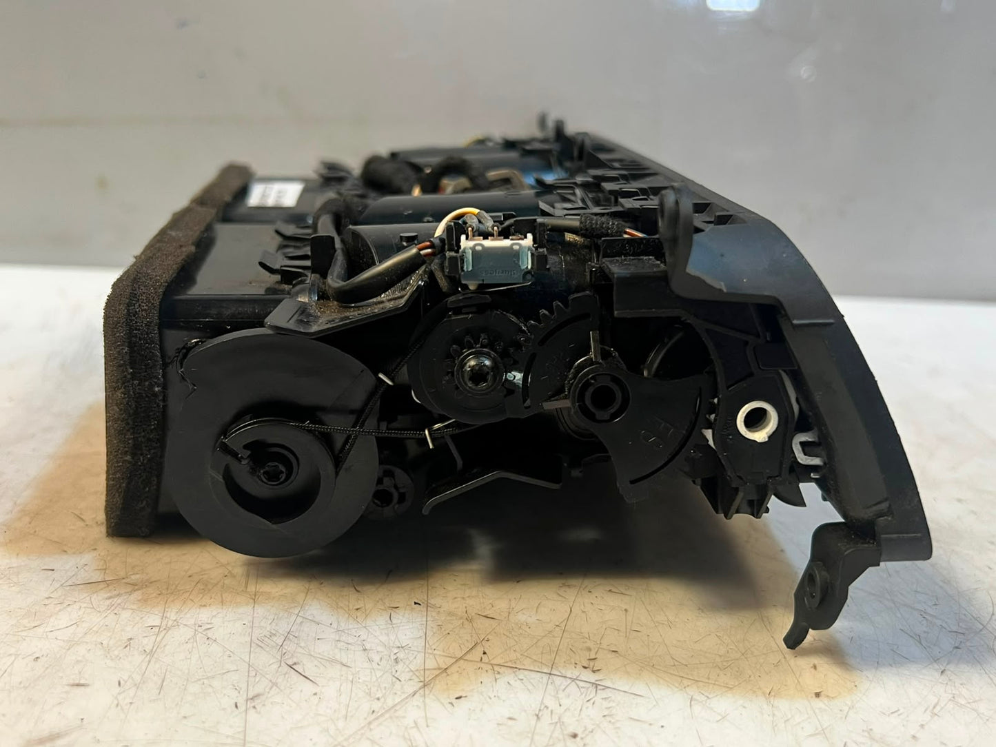 BMW 7 Series F01 F02 F03 F04 750i Center Dash Air Vent 9115859 OEM RHD