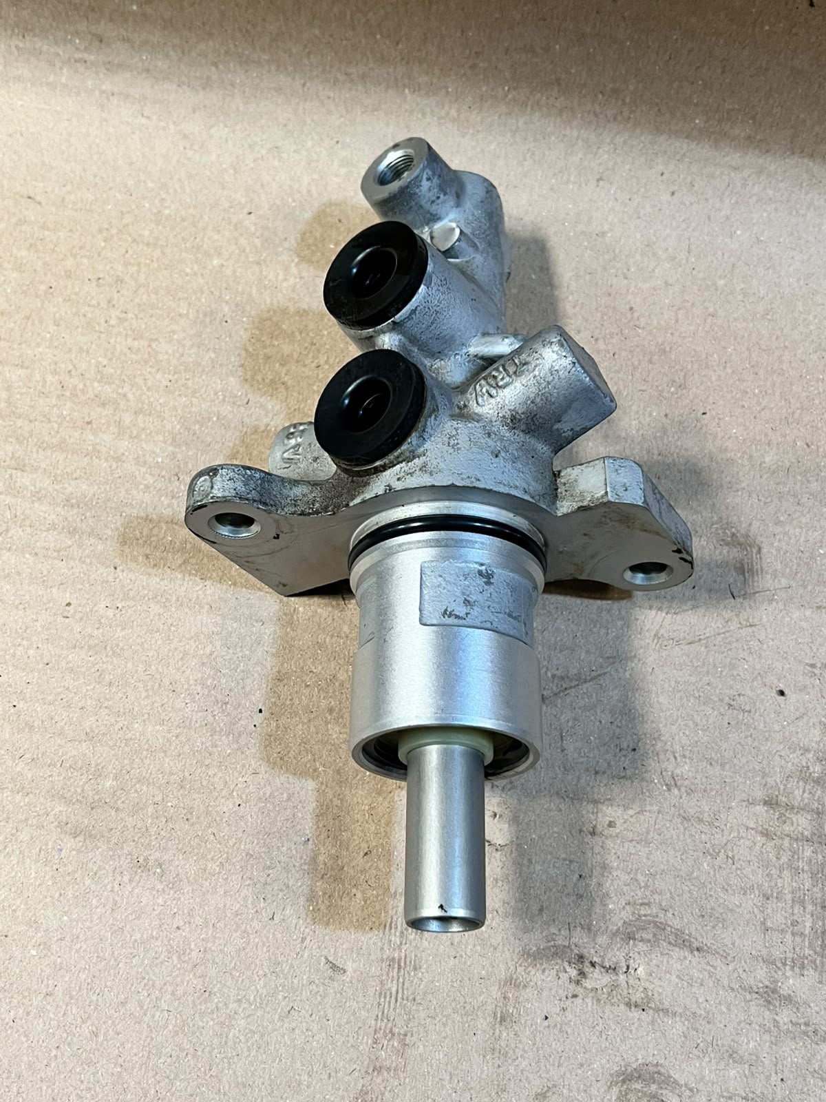 2010 BMW X1 E84 Brake Master Cylinder Used Genuine OEM