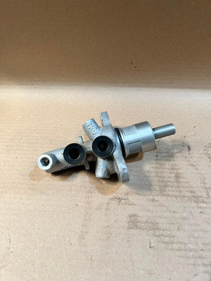 2001 BMW 5 Series E39 Brake Master Cylinder Used Genuine OEM