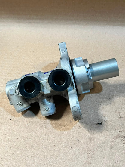 2014 BMW X3 F25 Brake Master Cylinder Used Genuine OEM