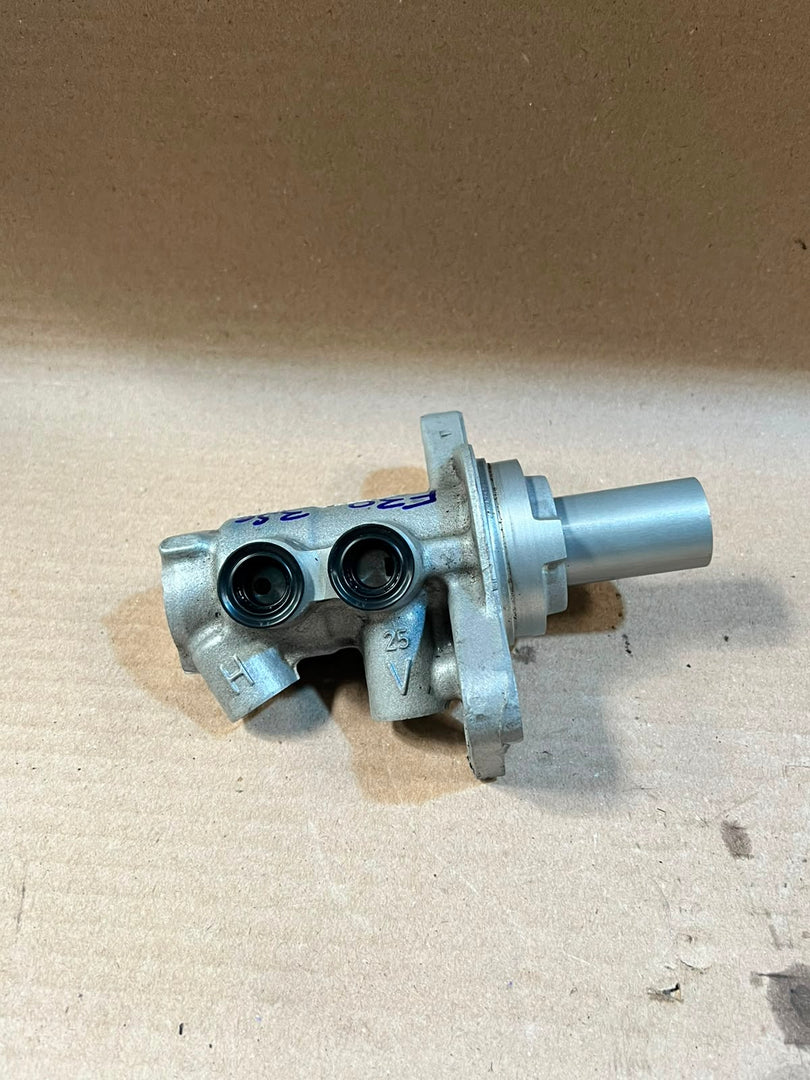 2014 BMW 3 Series F30 Brake Master Cylinder Used Genuine OEM