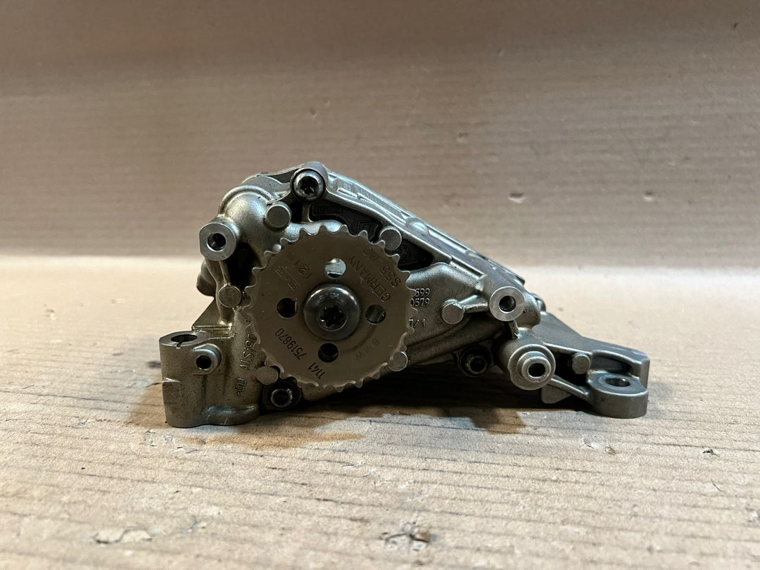 BMW X3 F25 5 Series F10 F11 X6 E71 Engine Oil Pump S910599 7573747 OEM