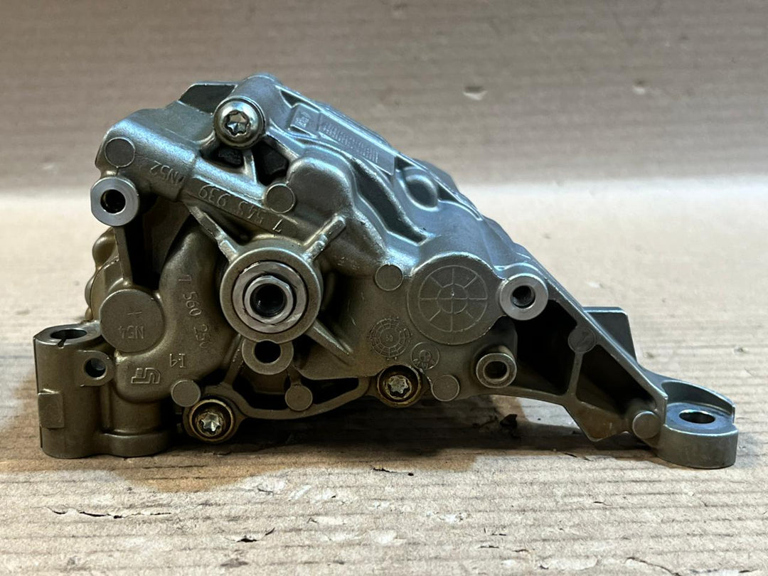 BMW 328i 525i 525xi E90 E91 E92 E93 E60 N52 Engine Oil Pump 7545939 OEM
