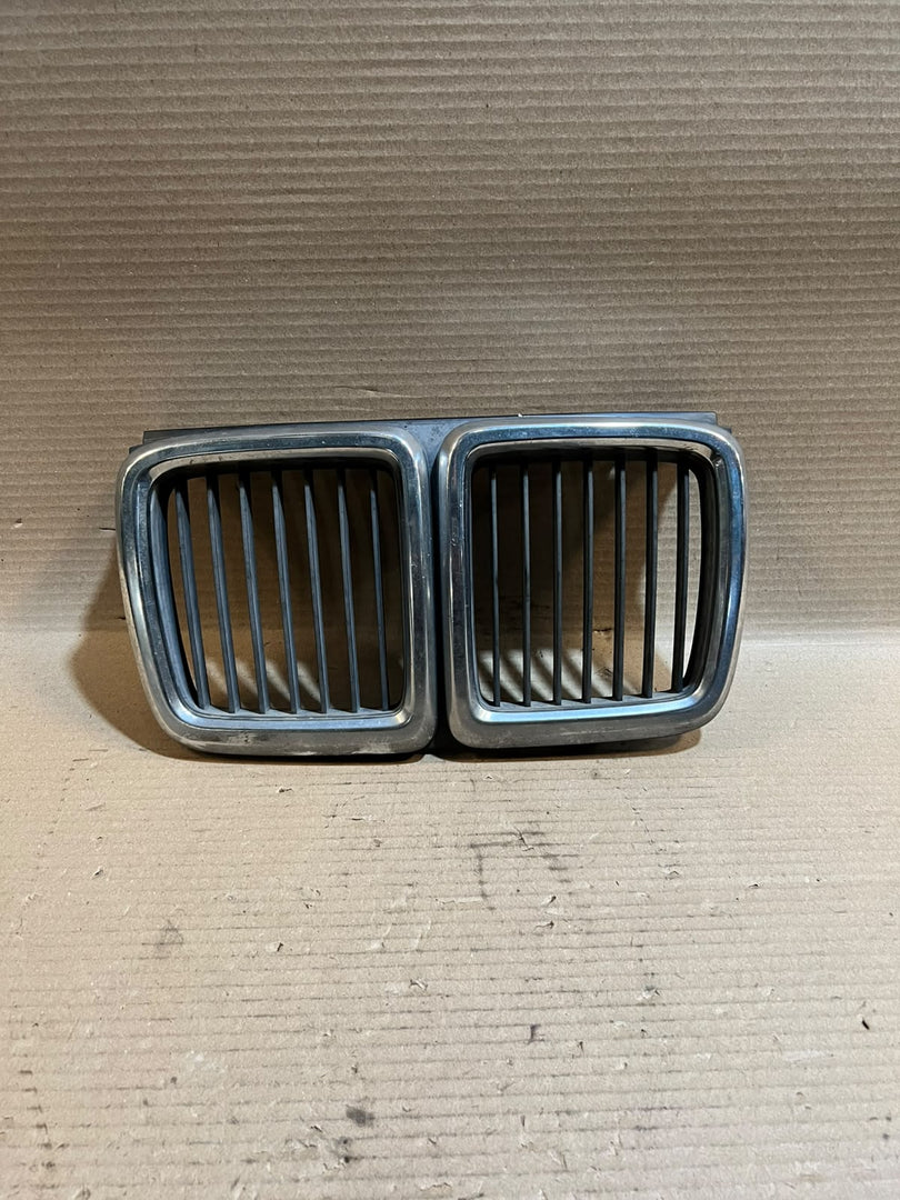 BMW 7 Series E32 735i 730i Front Center Kidney Grille 1908697 Used OEM
