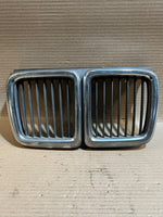 Bild in die Galerieansicht laden, BMW 7 Series E32 735i 730i Front Center Kidney Grille 1908697 Used OEM