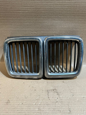 BMW 7 Series E32 735i 730i Front Center Kidney Grille 1908697 Used OEM
