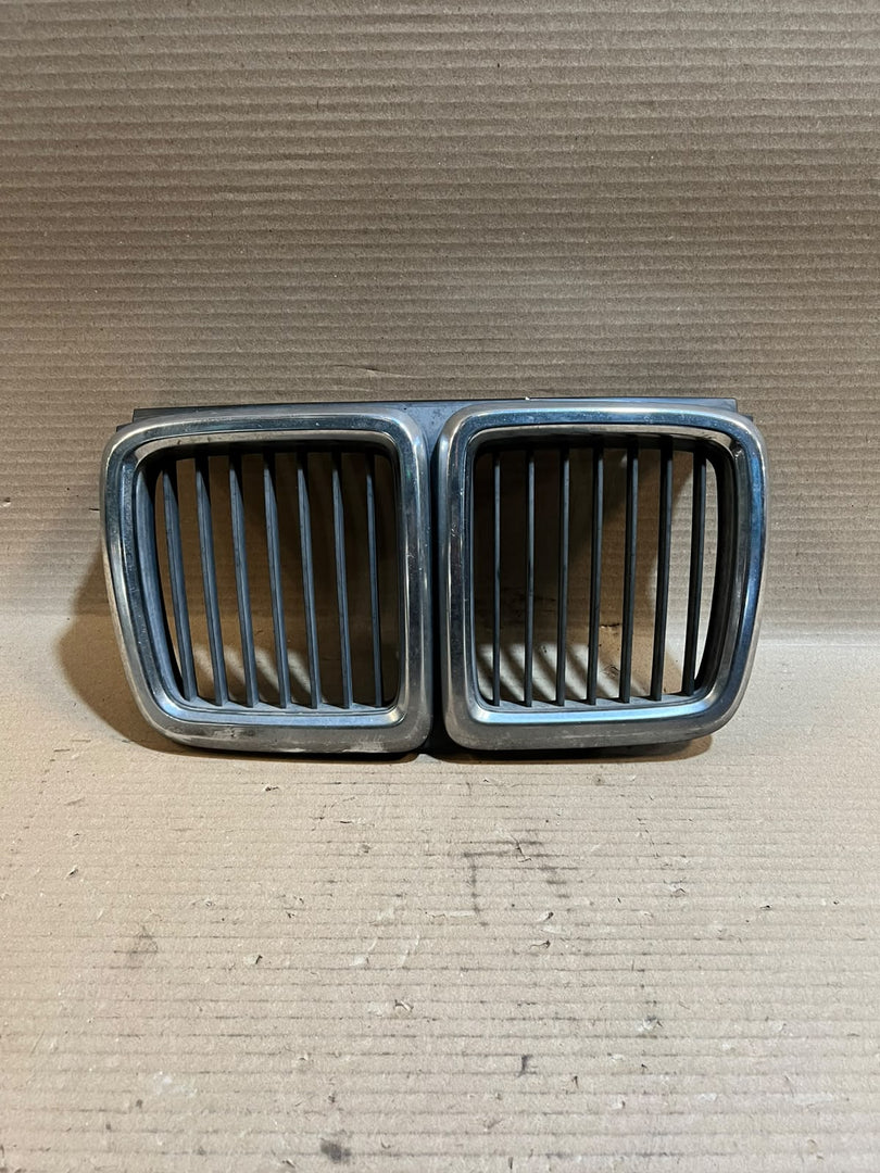 BMW 7 Series E32 735i 730i Front Center Kidney Grille 1908697 Used OEM