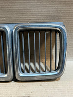 Bild in die Galerieansicht laden, BMW 7 Series E32 735i 730i Front Center Kidney Grille 1908697 Used OEM