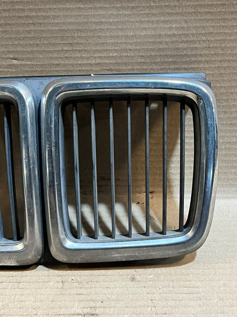 BMW 7 Series E32 735i 730i Front Center Kidney Grille 1908697 Used OEM