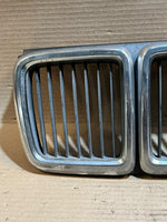 Bild in die Galerieansicht laden, BMW 7 Series E32 735i 730i Front Center Kidney Grille 1908697 Used OEM