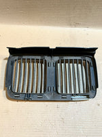 Bild in die Galerieansicht laden, BMW 7 Series E32 735i 730i Front Center Kidney Grille 1908697 Used OEM