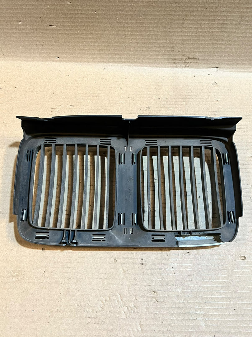 BMW 7 Series E32 735i 730i Front Center Kidney Grille 1908697 Used OEM