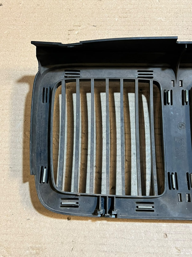 BMW 7 Series E32 735i 730i Front Center Kidney Grille 1908697 Used OEM