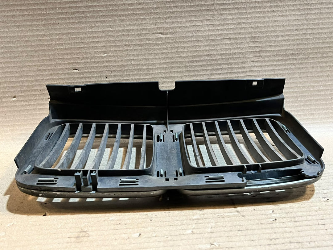 BMW 7 Series E32 735i 730i Front Center Kidney Grille 1908697 Used OEM