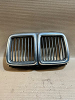 Bild in die Galerieansicht laden, BMW 7 Series E32 735i 730i Front Center Kidney Grille 1908697 Used OEM