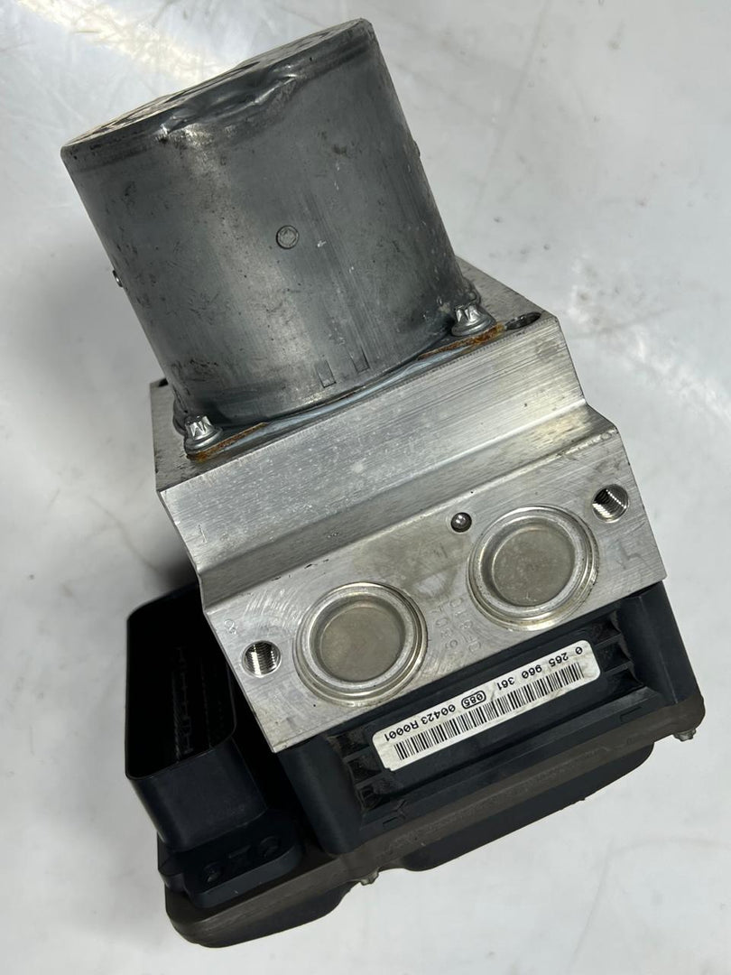 11-16 BMW F10 5' 528i, 535i 550i ABS Anti-Lock Brake Pump Control Module 6797045